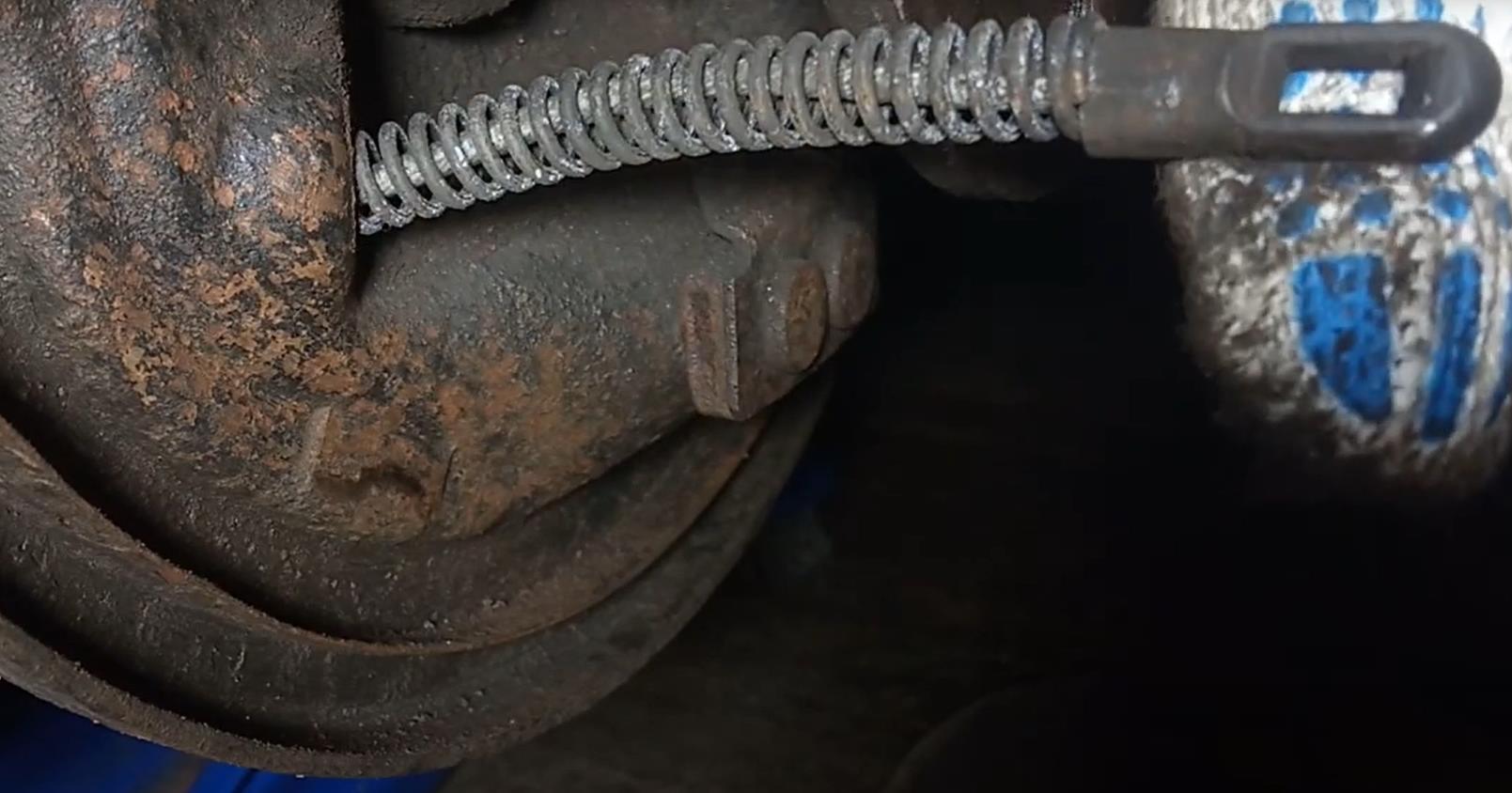 Замена троса ручного тормоза Опель