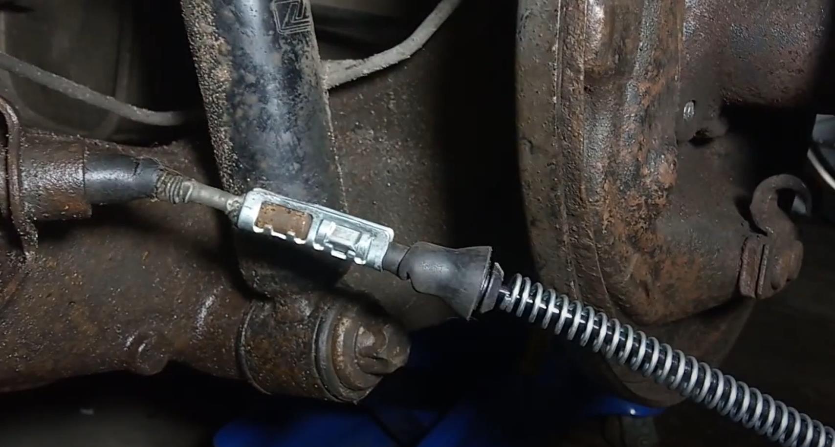 установка троса ручного тормоза