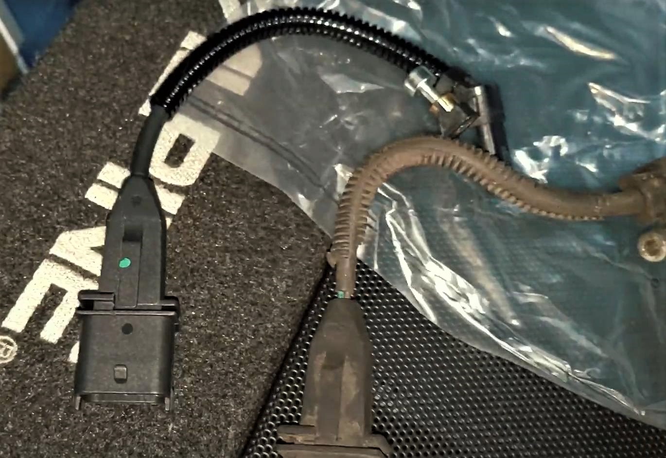 старый и новый датчики коленвала Опель