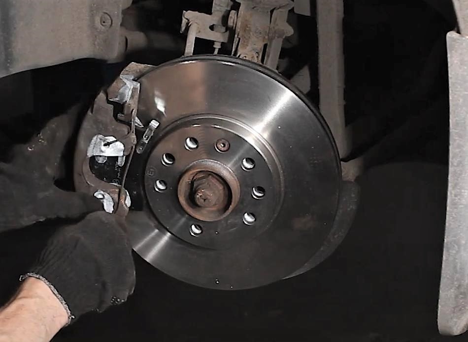 Замена передних колодок на Опель Астра Н