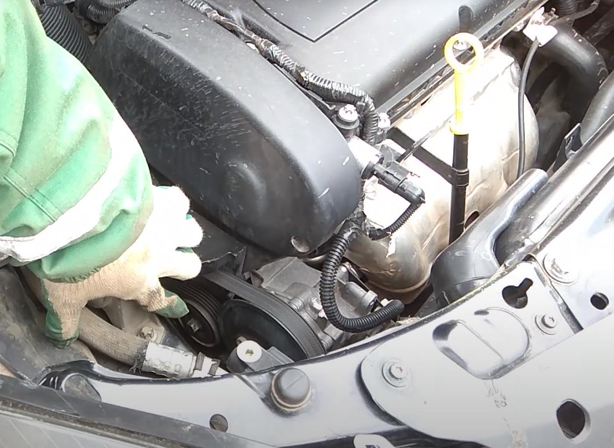 ролик натяжителя ремня генератора на моторе Опель Астра