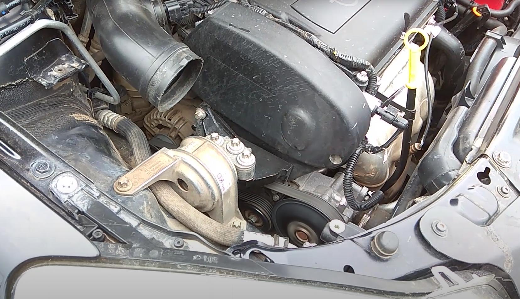 Замена ролика натяжителя ремня генератора Опель Астра H