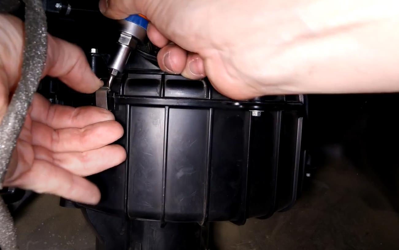 Замена вентилятора печки Опель Астра H