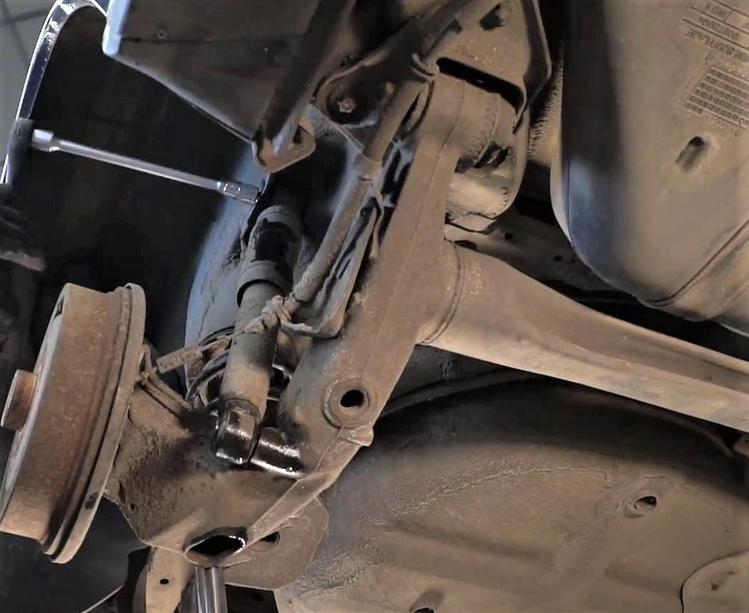 Замена задних амортизаторов Опель Астра H