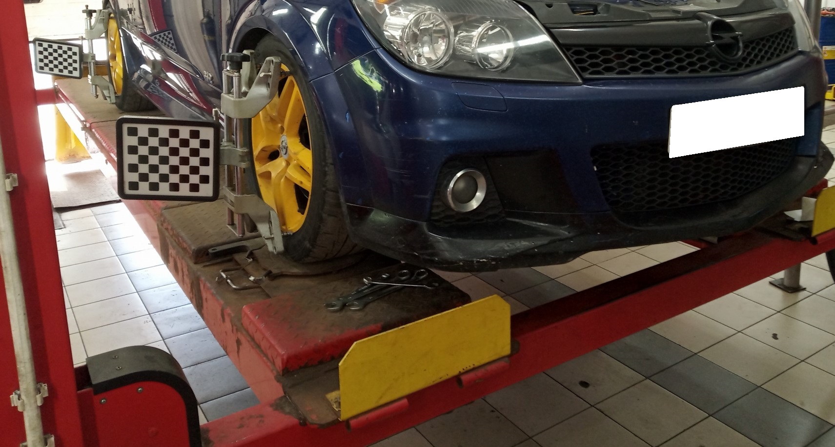 Опель Астра H на 3Д стенде Сход развала