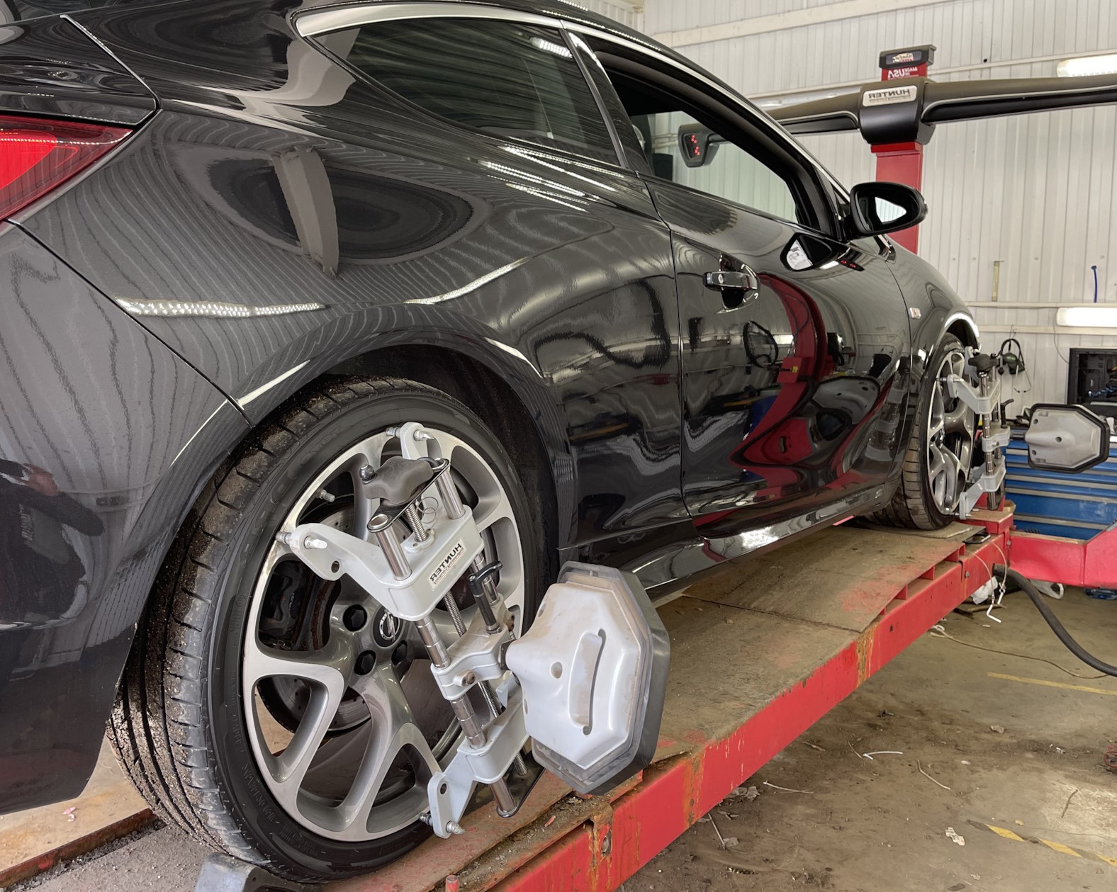 Опель Астра J на стенде сход развала