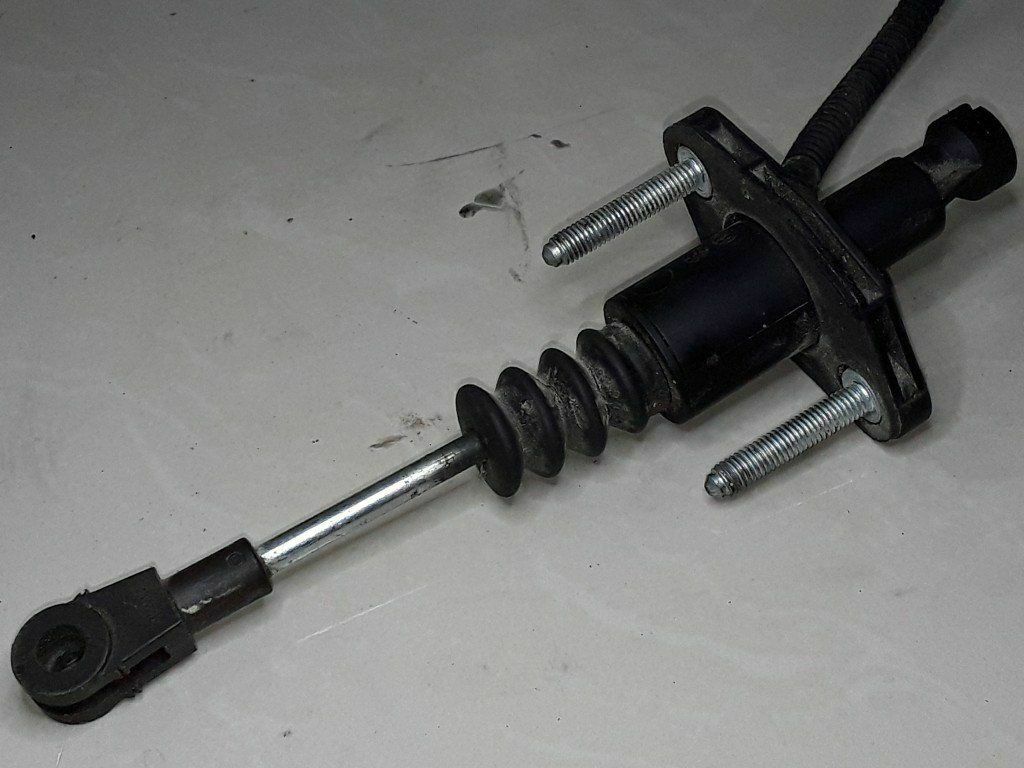 новый главный цилиндр сцепления на Опель Астра