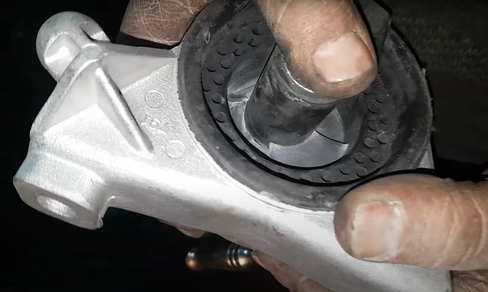 новая подушка двигателя на Опель Астра H