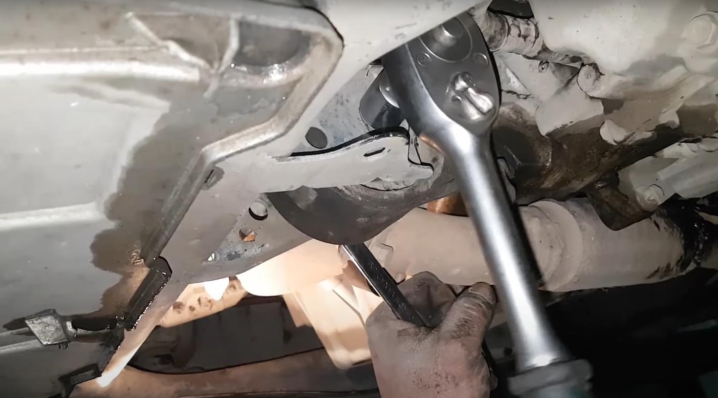 установка опоры двигателя Опель Астра