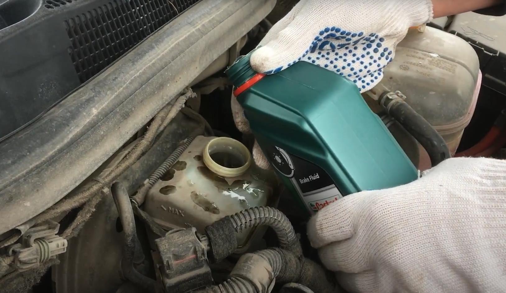 доливка тормозной жидкости