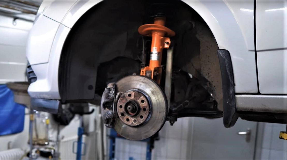 Замена переднего амортизатора Опель Астра H