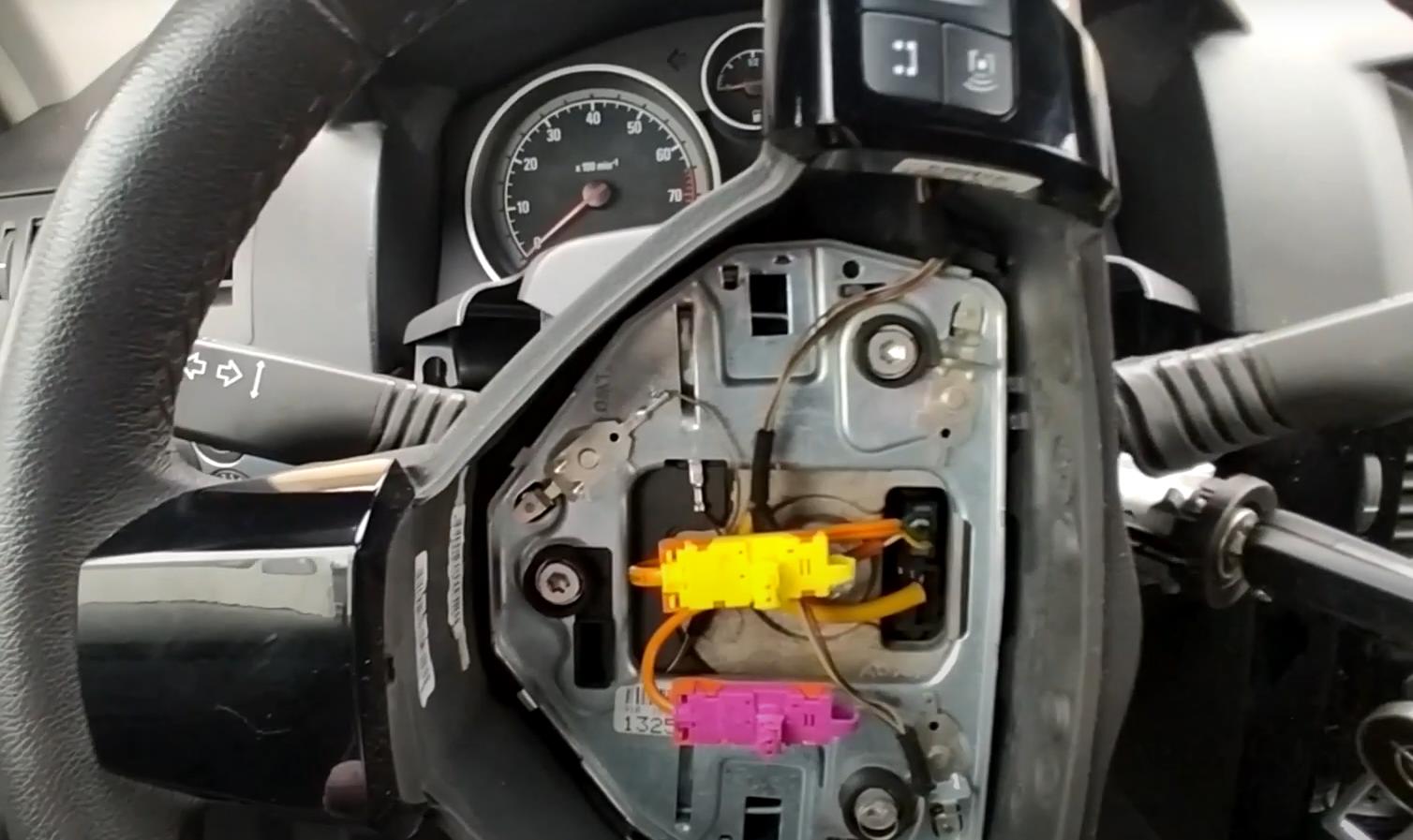 Замена подрулевого переключателя Опель Астра Н