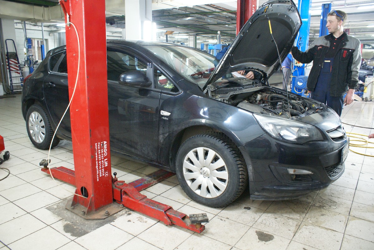 Опель Астра в автосервисе на ремонте