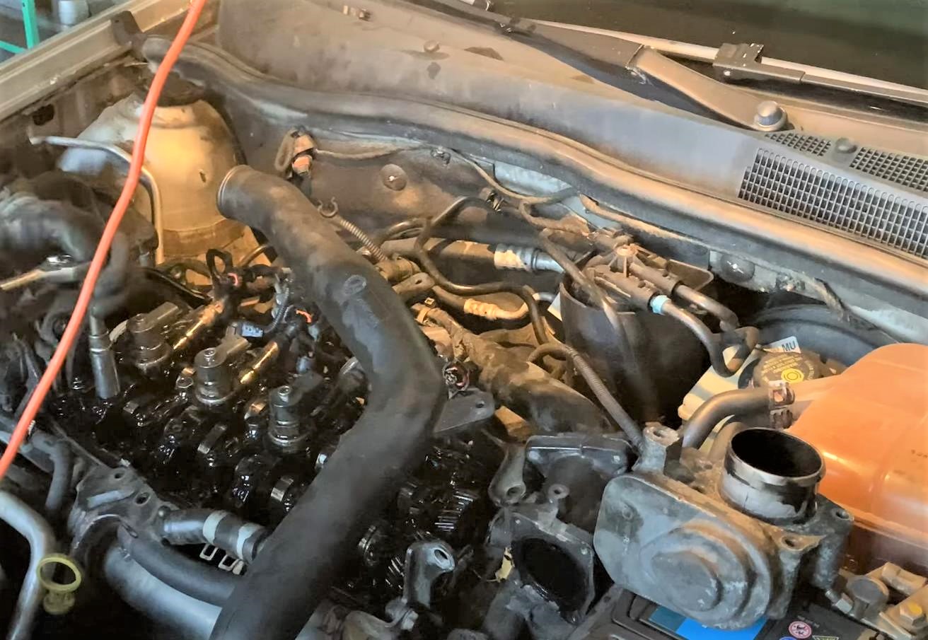 мотор Опель Астра с демонтированной клапанной крышкой