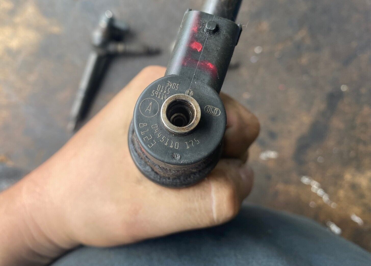 снятая форсунка в руке