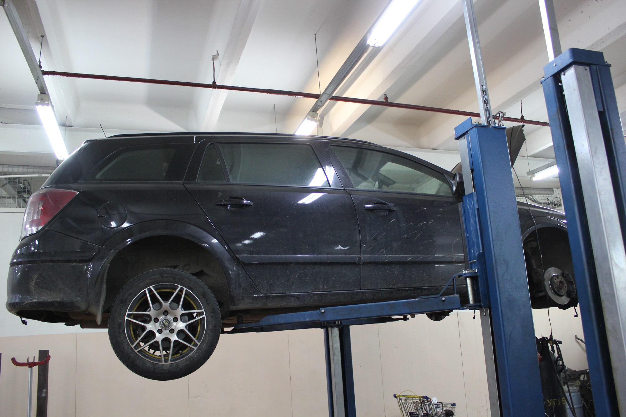 Опель Астра Н в автосервисе на подъемнике