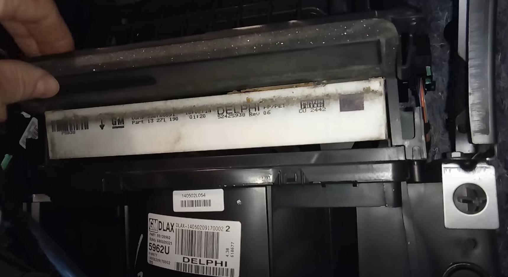 Замена салонного фильтра Опель Мокка