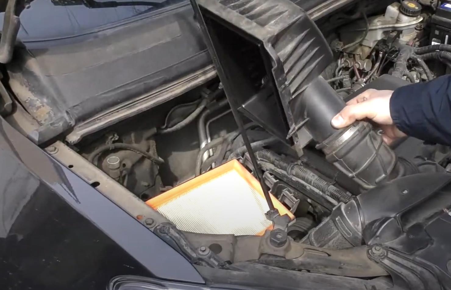 Замена воздушного фильтра Опель Мокка