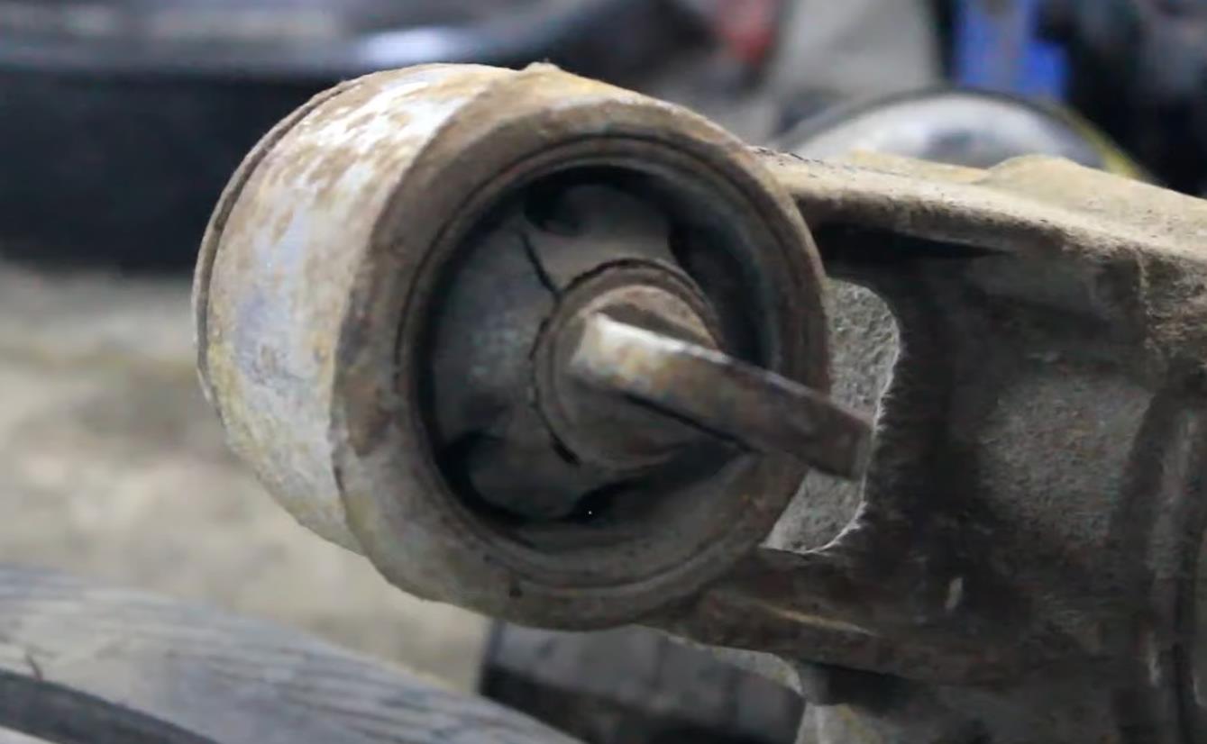 Замена сайлентблоков на подрамнике