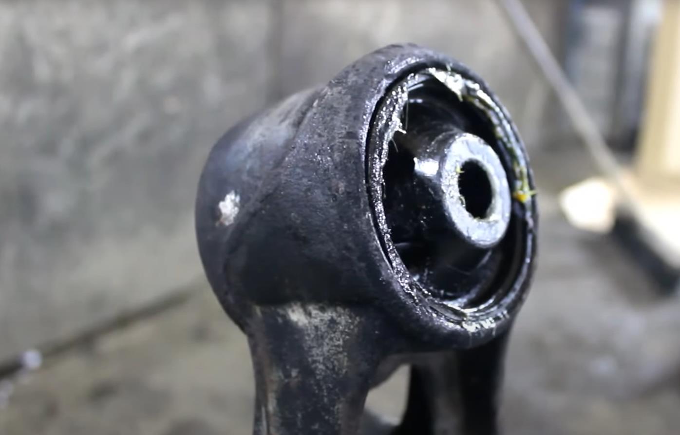 Замена сайлентблоков задней балки Мокка