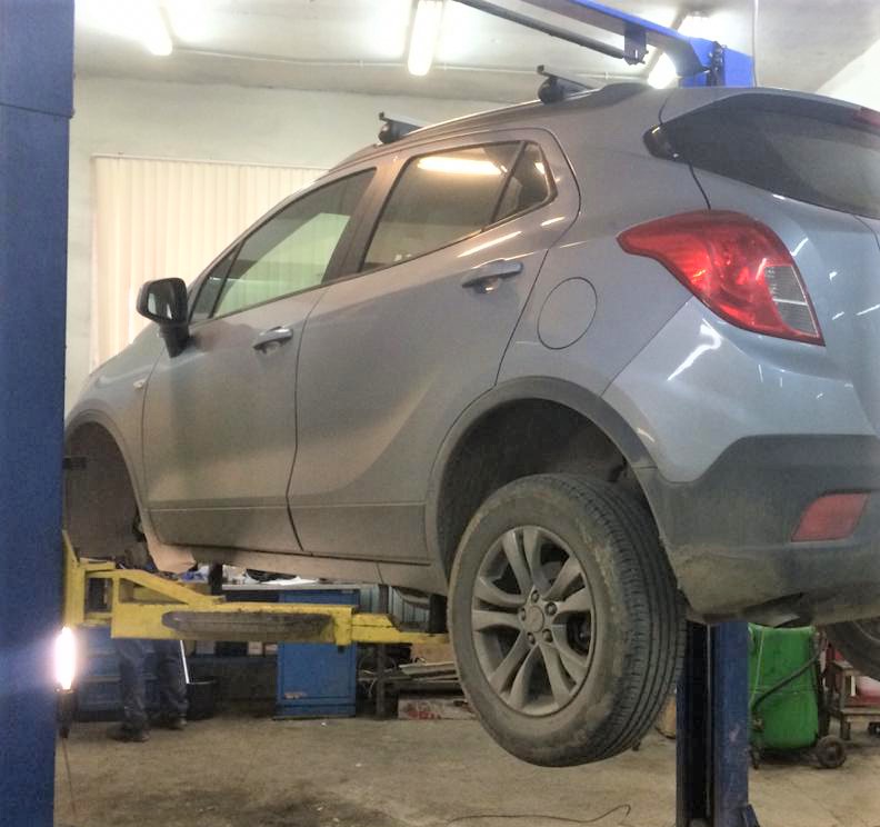 Опель Мокка в автосервисе на подъемнике
