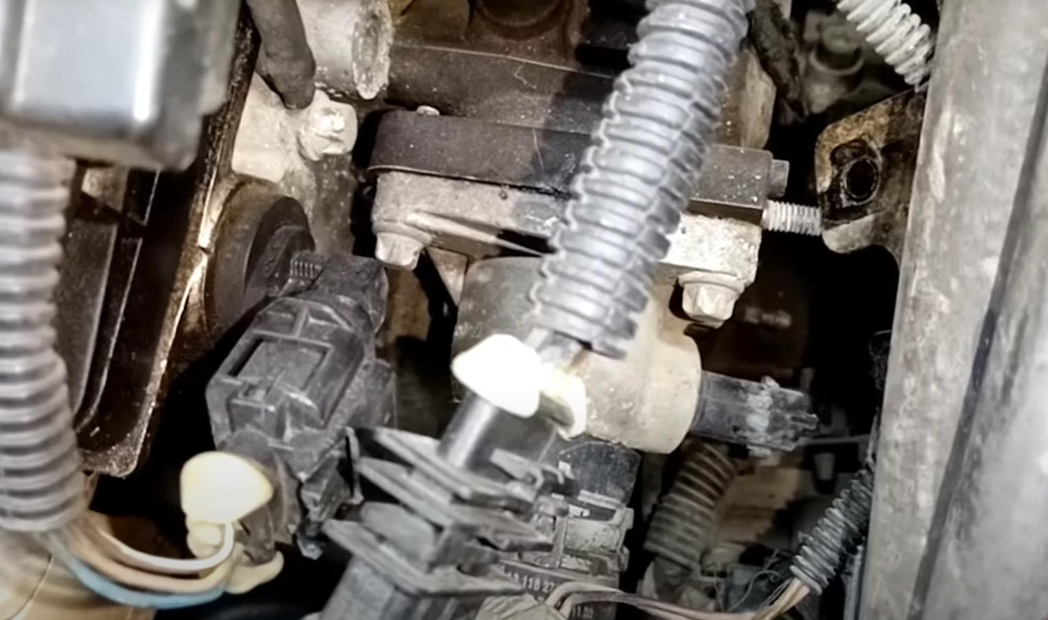 корпус термостата  на двигателе Опель