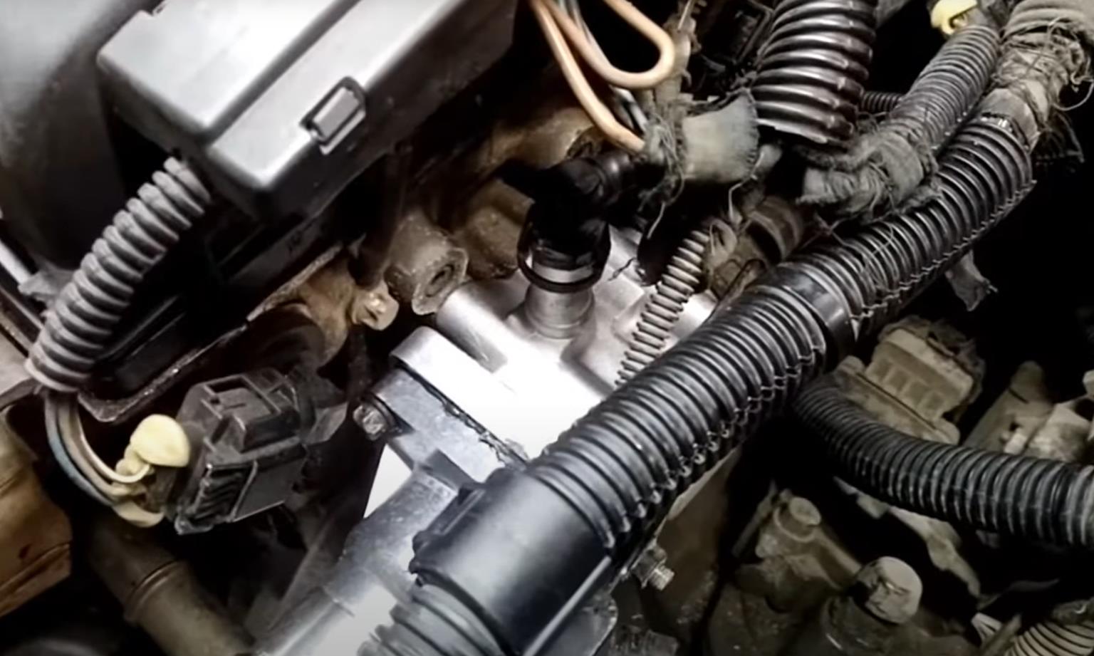 Замена термостата с корпусом на Опеле Мокка