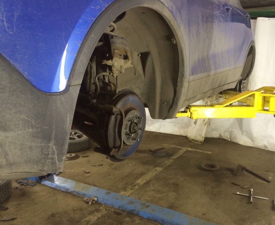 Опель Мокка в автосервисе на подъемнике