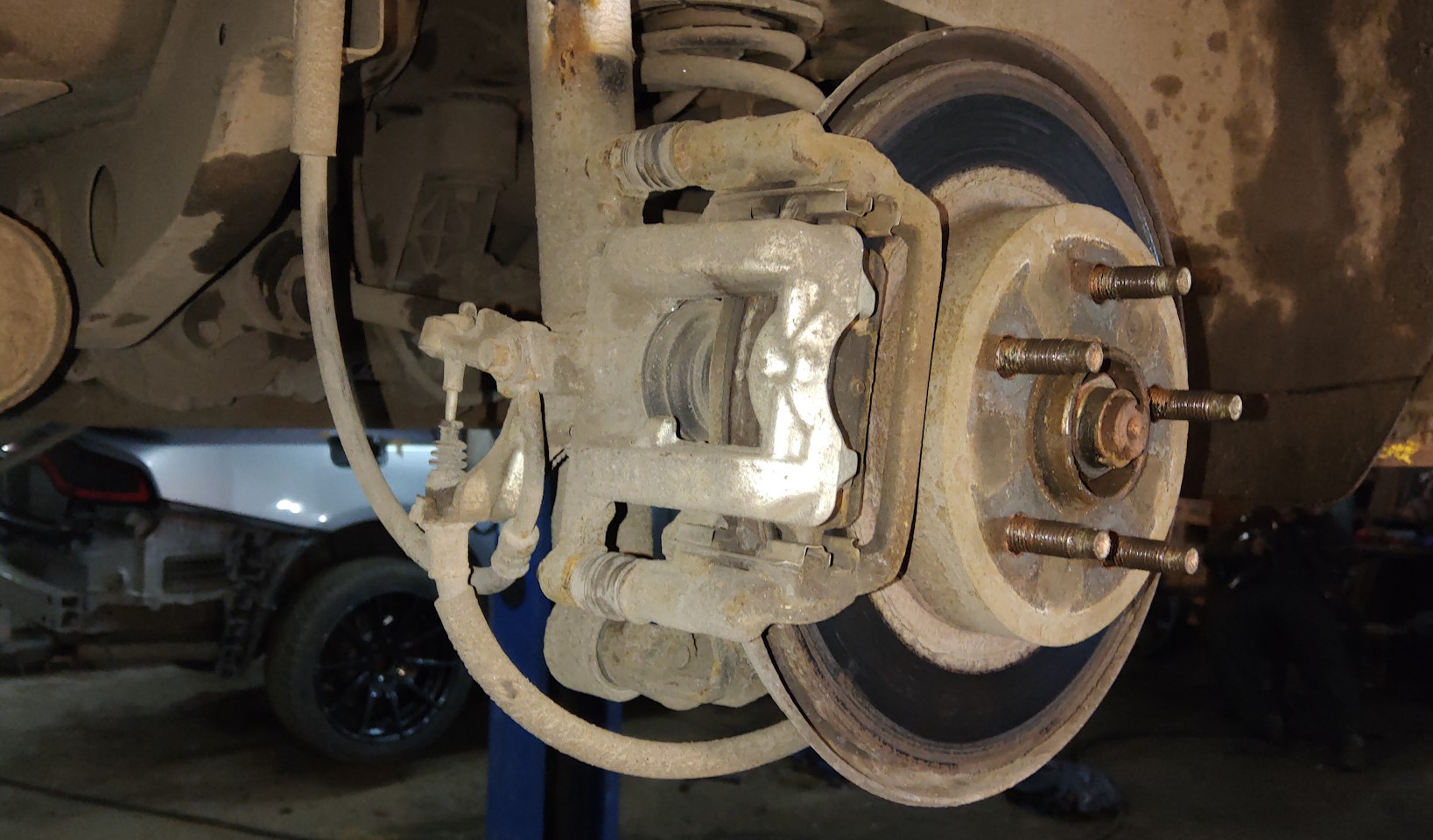 Замена задних тормозных колодок Опель Мокка