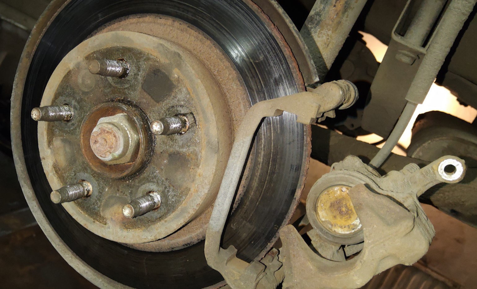 демонтаж заднего суппорта Опель Мокка