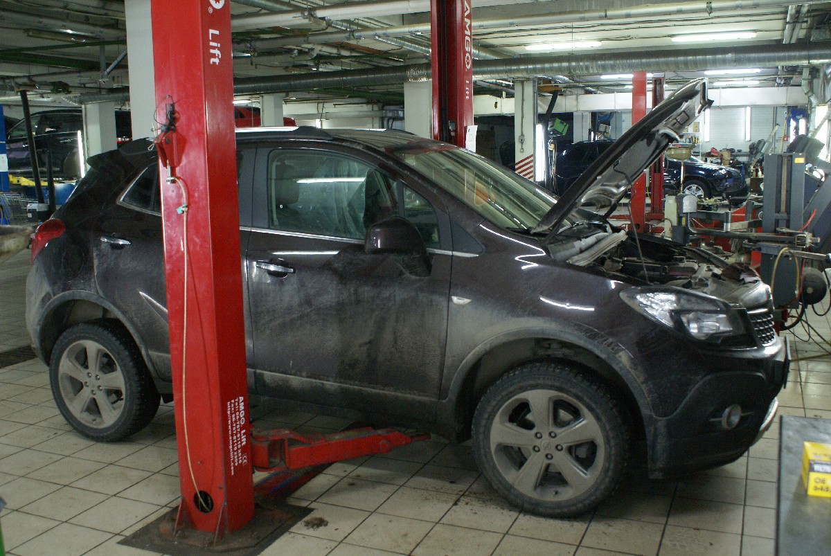 Опель Мокка в автосервисе на обслуживании