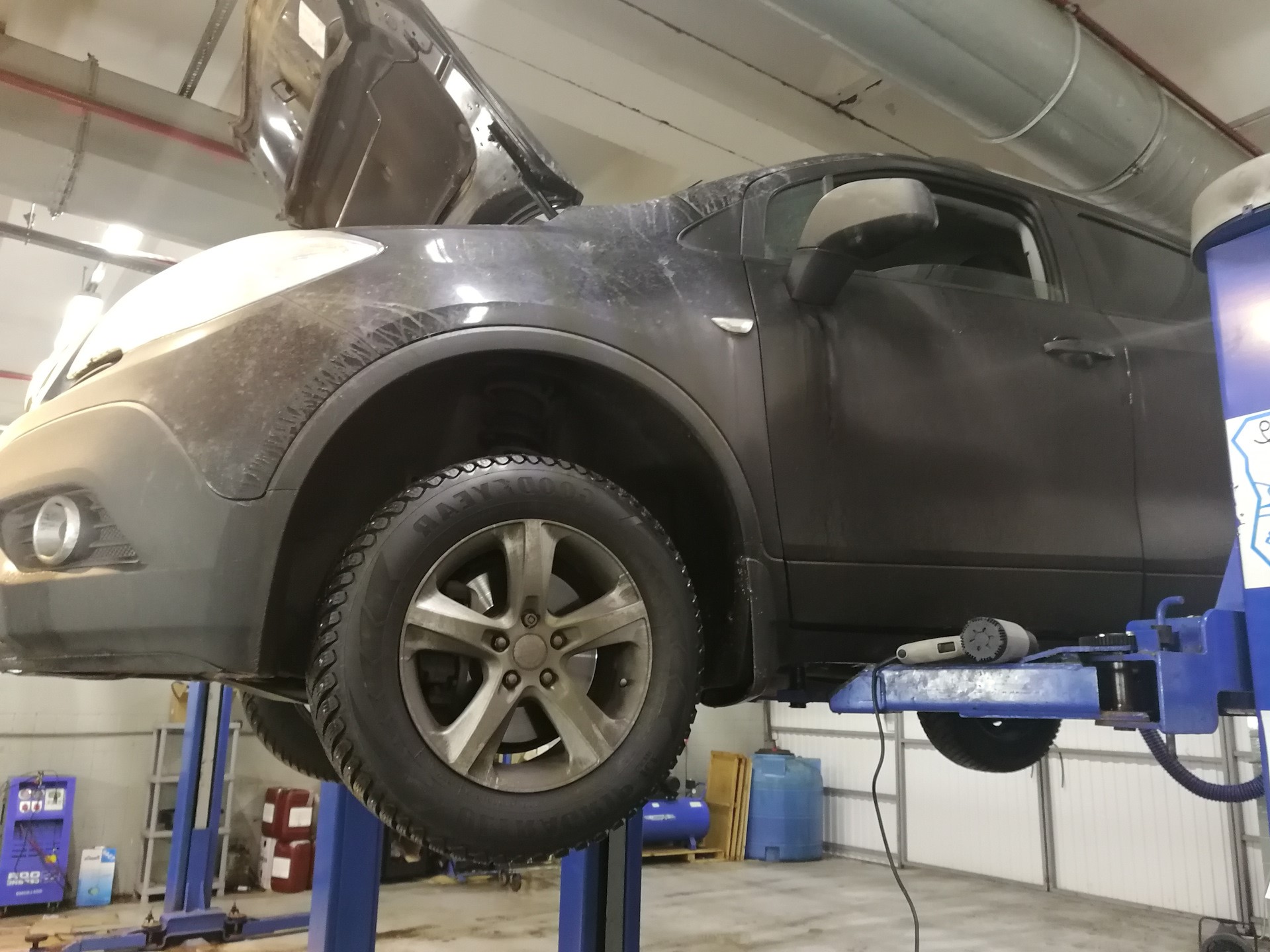 Опель Мокка в автосервисе на подъемнике