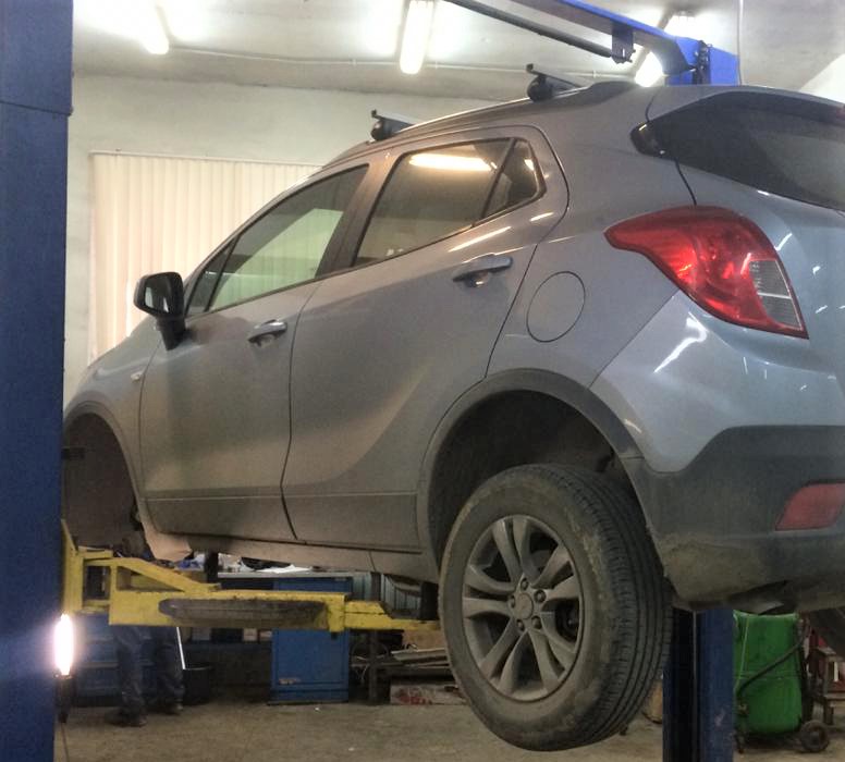 Опель Мокка в автосервисе на подъемнике