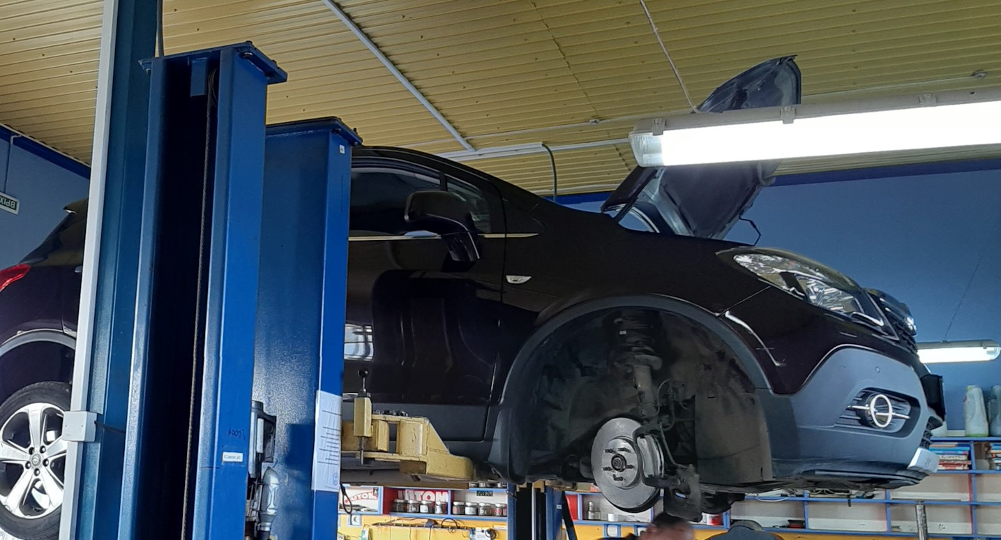 Опель Мокка в автосервисе на обслуживании