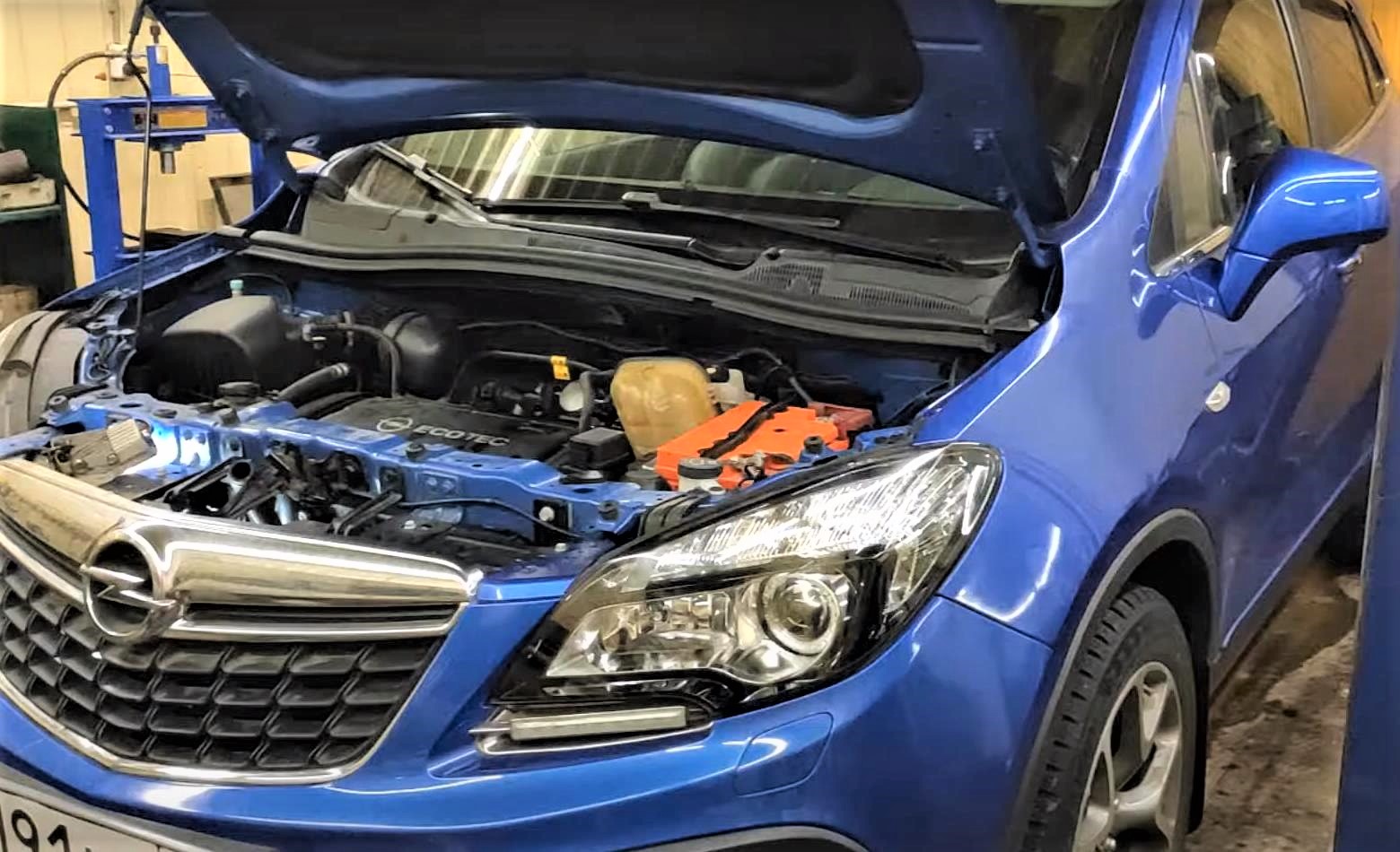 Опель Мокка в автосервисе на ремонте