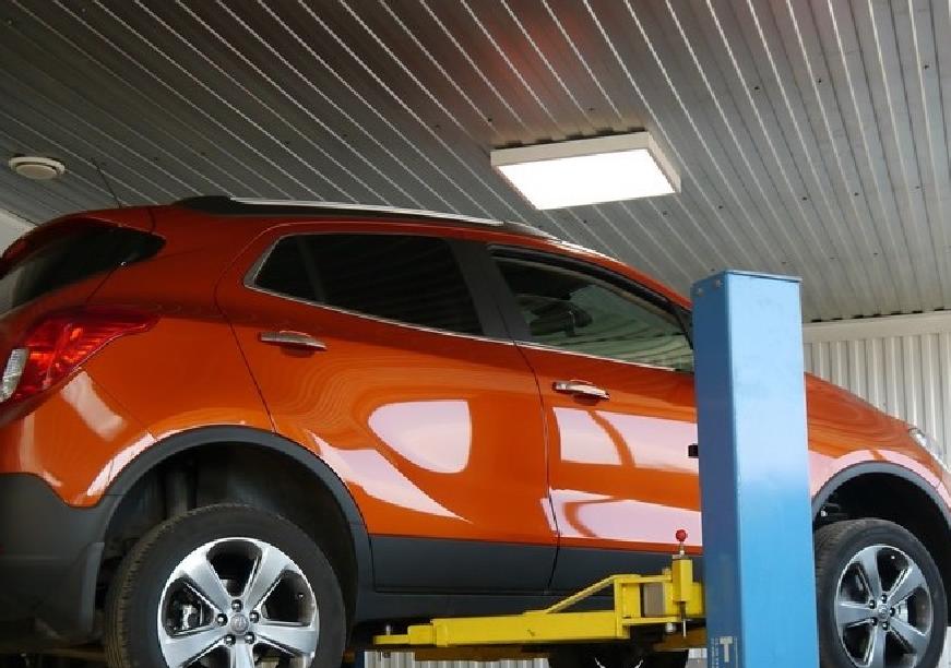 Опель Мокка в сервисе на подъемнике