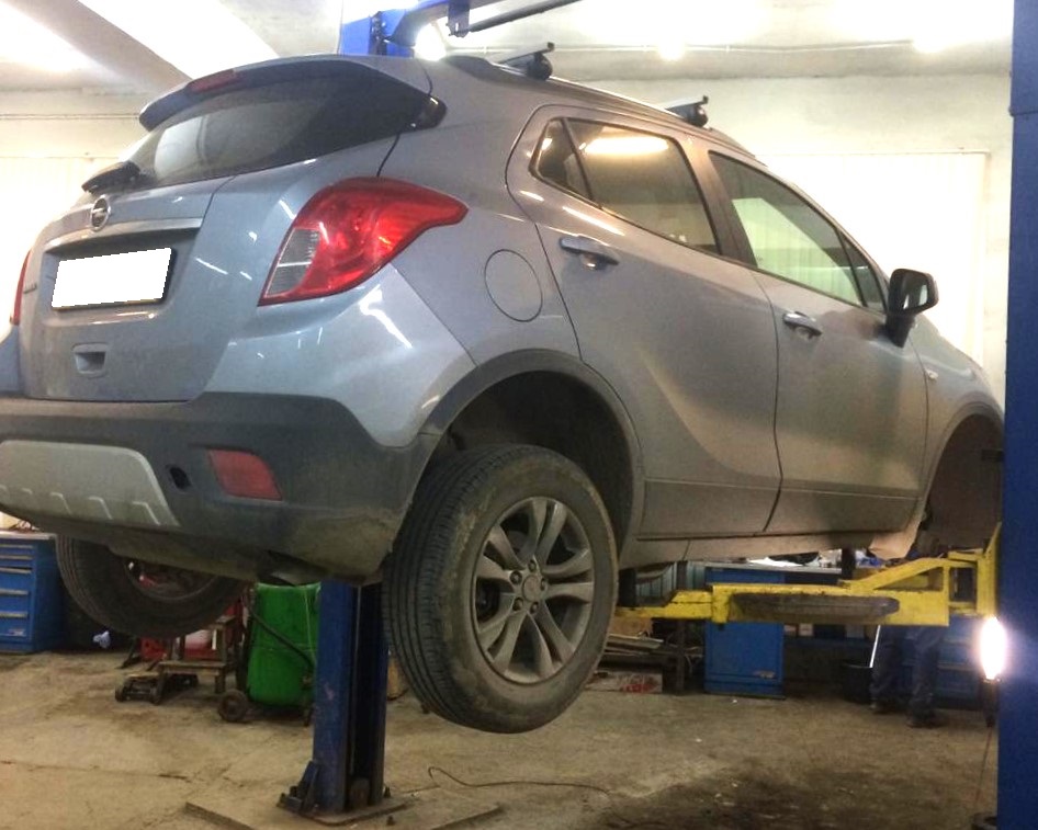 Мокка в автосервисе на подъемнике