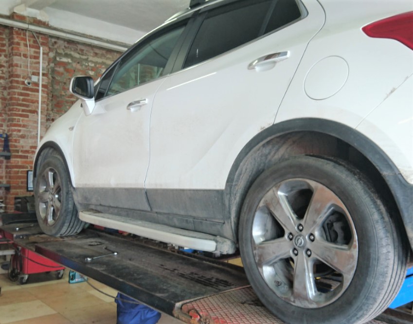 Опель Мокка в автосервисе на подъемнике