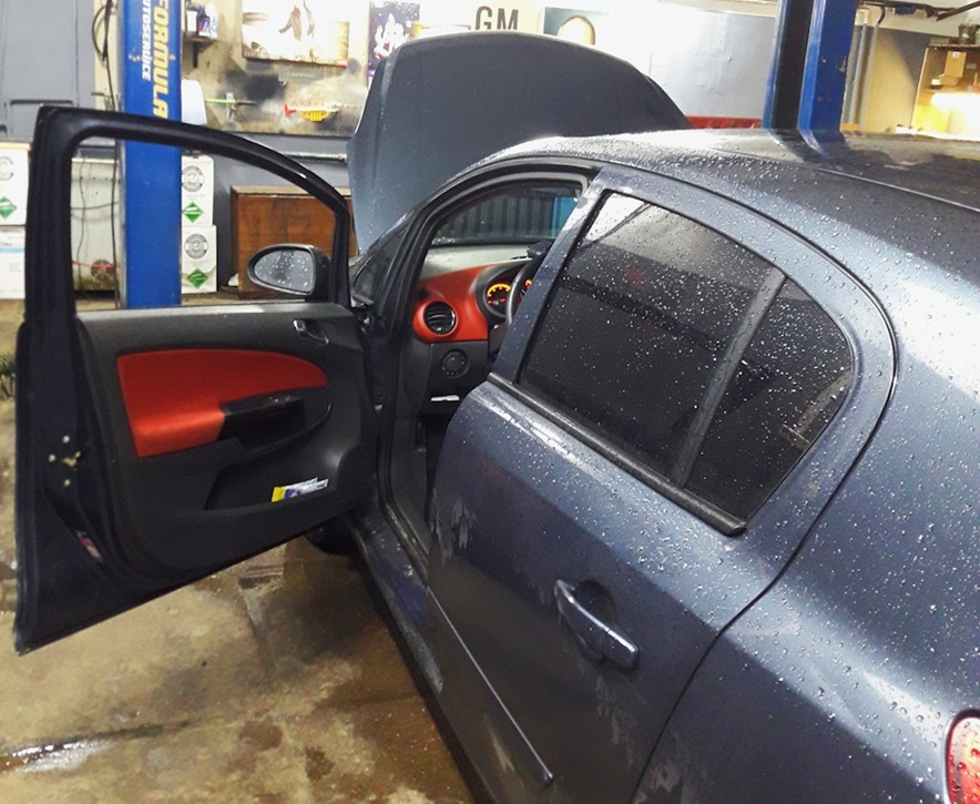 Опель Корса в процессе ремонта электроусилителя руля