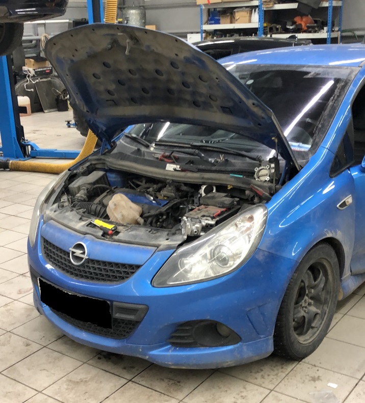 Опель Корса готовится к ремонту ГБЦ