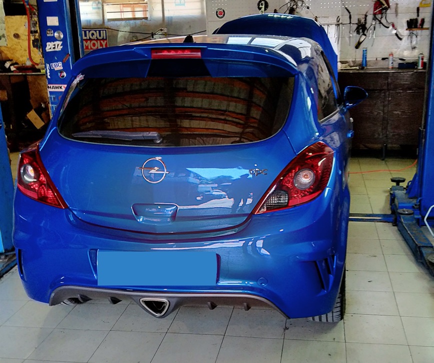 Опель Корса в процессе замены маслосъемных колпачков