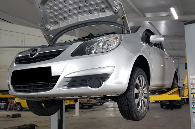 Опель Корса в процессе замены опор двигателя