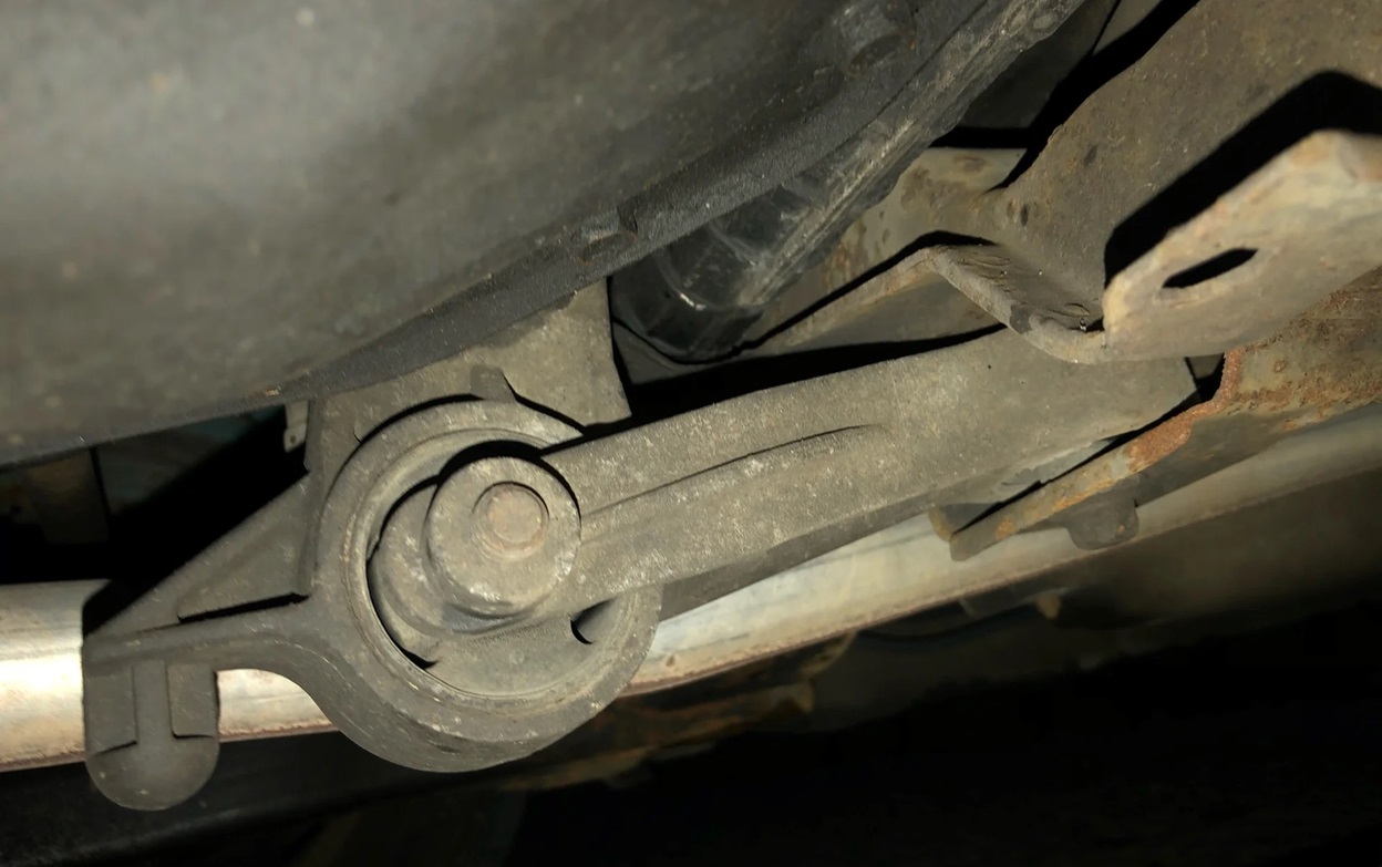 Замена опоры двигателя Опель Корса снизу