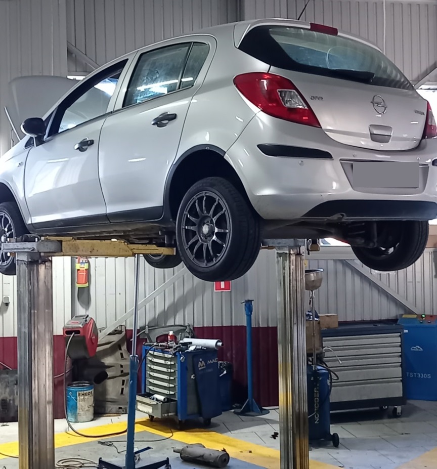 Опель Корса готовится к замене заднего сальника коленвала