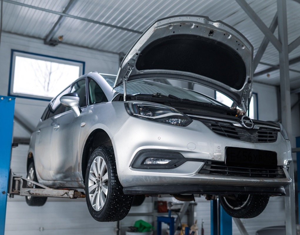 Опель Зафира в процессе ремонта двигателя