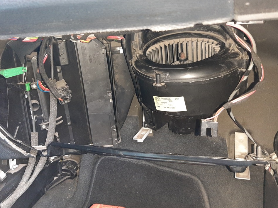 Работы по ремонту кондиционера в салоне