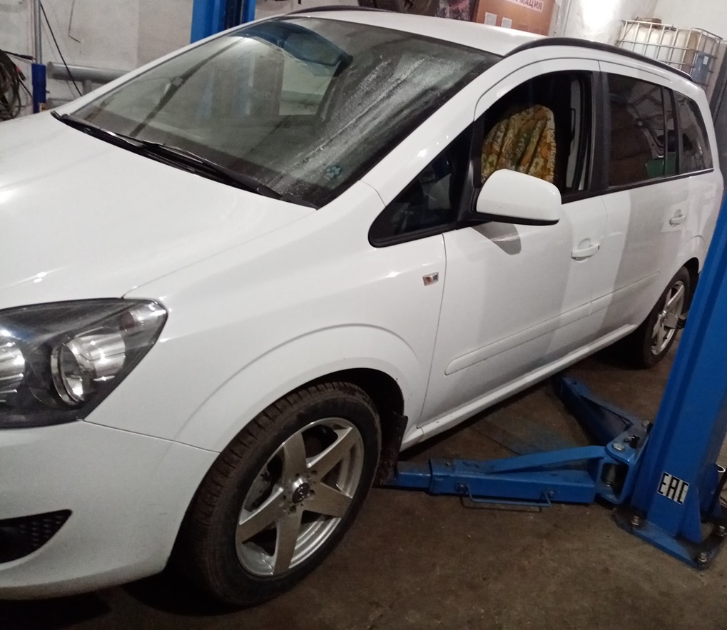 Опель Зафира в процессе замены бензонасоса