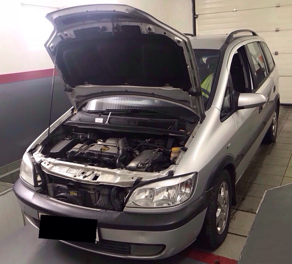 Опель Зафира в процессе замены радиатора охлаждения двигателя