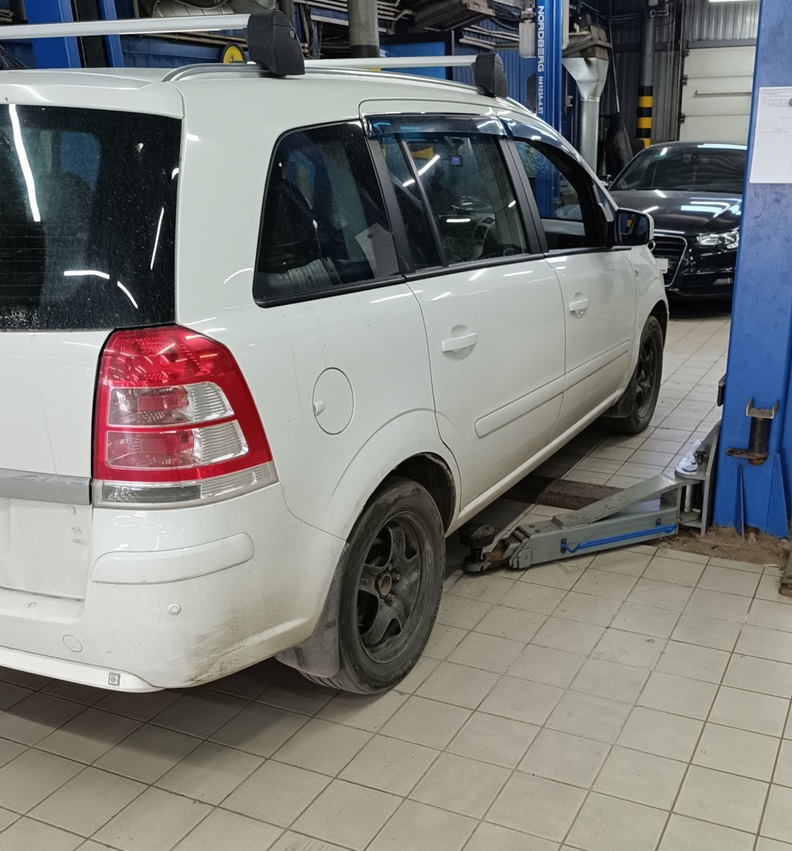 Опель Зафира в процессе замены приводного ремня