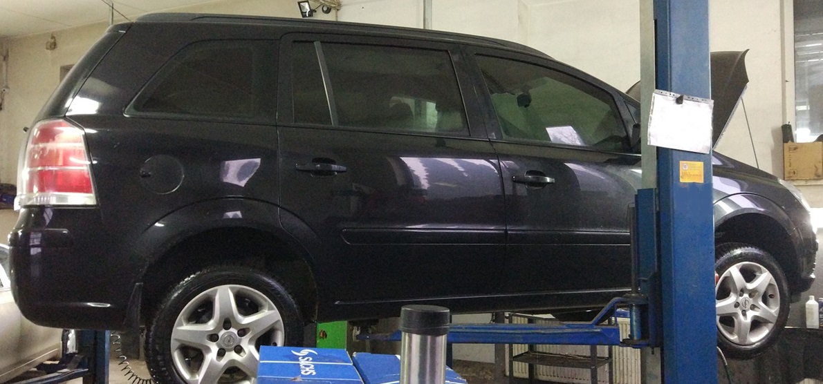 Опель Зафира в процессе замены ступицы